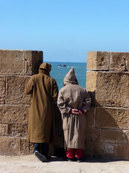 Essaouira - Okyanusu izleyen Faslılar.