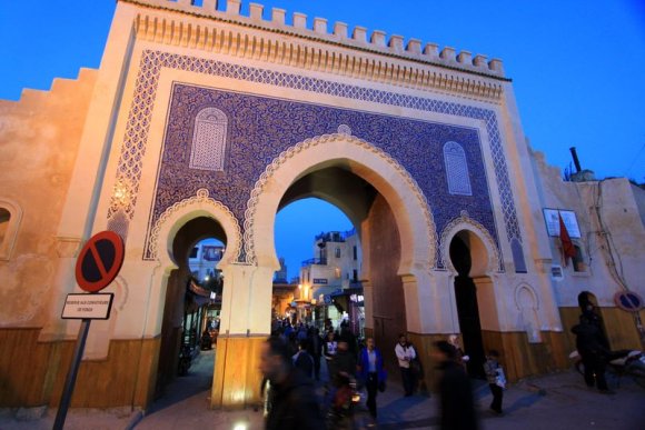 Fes - Bab Boujloud. Fes şehrinin medina kısmına ana giriş kapısı. Mavi Kapı olarakta biliniyor.