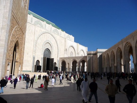 II. Hasan Camii Cuma namazı çıkışı.