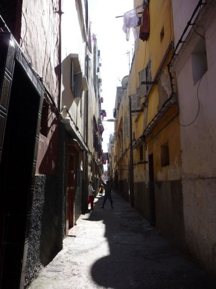 Kazablanca Medinesi. Medine veya medina şehrin icindeki genellikle dar sokaklari olan, etrafı kale duvarlari ile çevrili eski ye