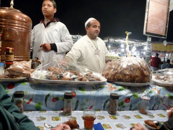 Burası da yine meydanda bulabileceğiniz çay ve tatlı satan bir seyyar dükkan. Gerek çay gerekse tatlı inanılmaz baharatlarla bez