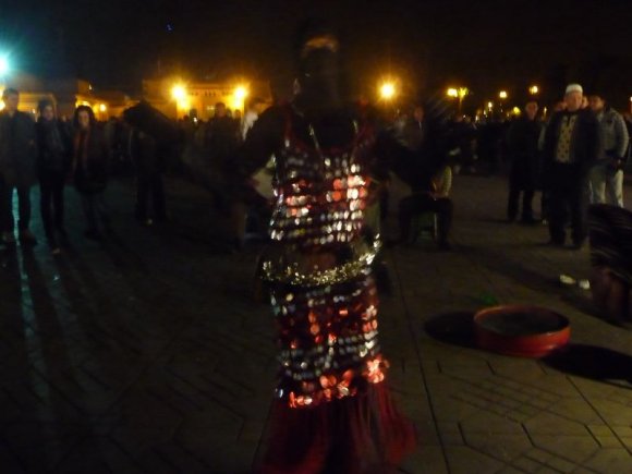 Marakeş - Djemaa el Fna meydanında oynayan zenne dansçılar.