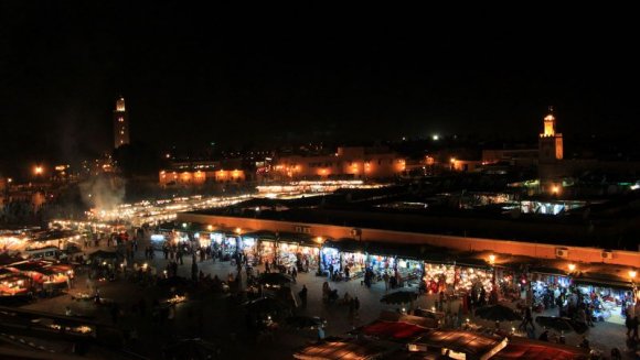 Marakeş - Djemaa el Fna meydanı gece.