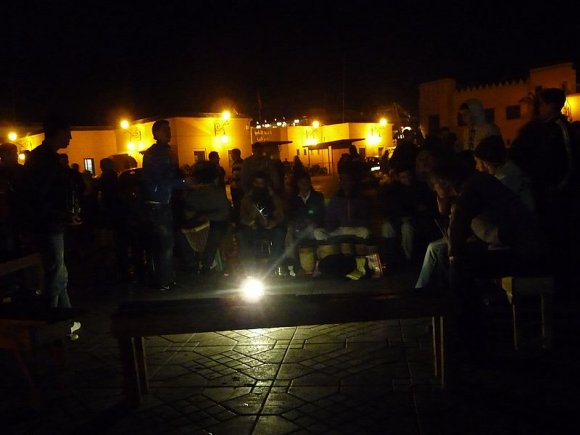 Marakeş - Djemaa el Fna. Gece meydanda müzik yapanlar.