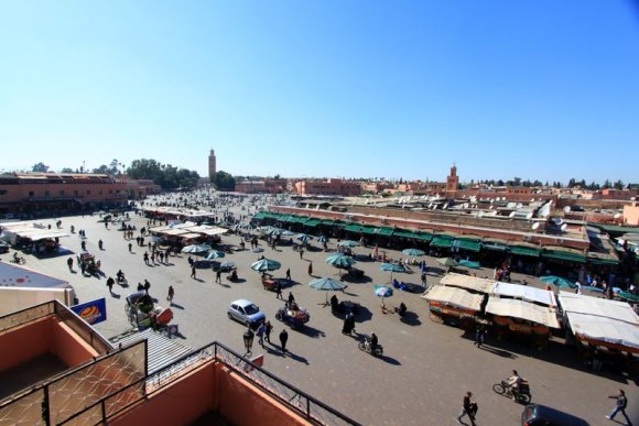 Marakeş - Djemaa el Fna meydanı şehrin ana meydanı ve pazar yeri. Meydan gündüz gece olduğu kadar aktif değil.