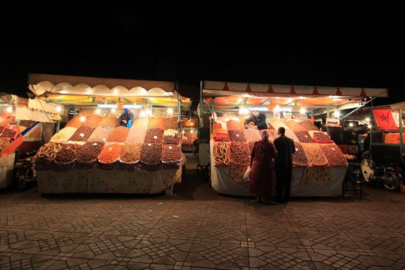 Marakeş - Djemaa el Fna kuruyemişçiler.