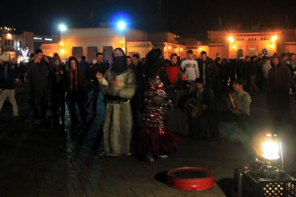 Marakeş - Djemaa el Fna meydanında oynayan zenneler ve müzisyenler.