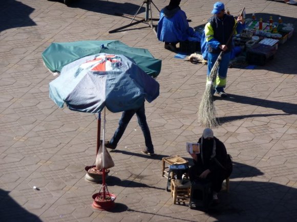 Marakeş - Djemaa el Fna meydanında kına yapan kadın.