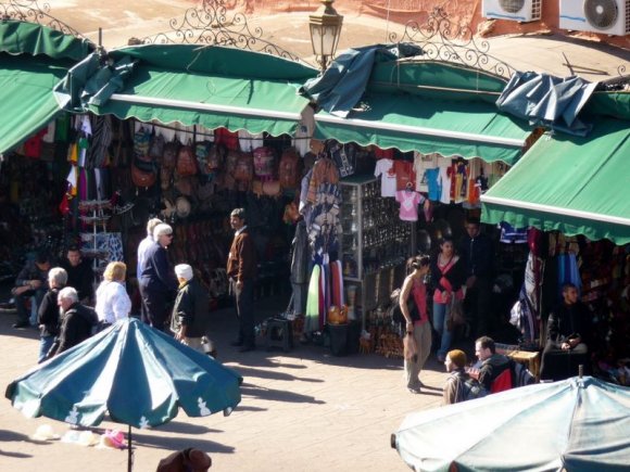Marakeş - Djemaa el Fna maydanına bakan dükkanlar. Fiyatlar minumum 2 3 katı söyleniyor.