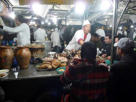 Marakeş - Djemaa el Fna - Kelleci. Kelle paca tandır yemeği oldukça populer.