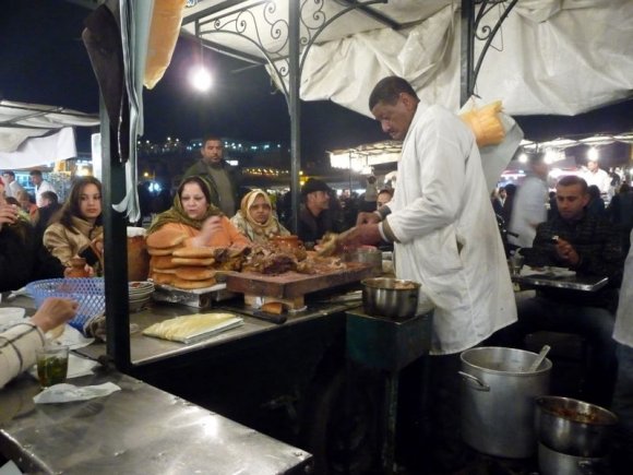 Marakeş - Djemaa el Fna maydanında ilk akşam yemeğimizi yediğimiz tandırcı. Tandırın yapıldığı yerin etrafına kare şeklinde yapı