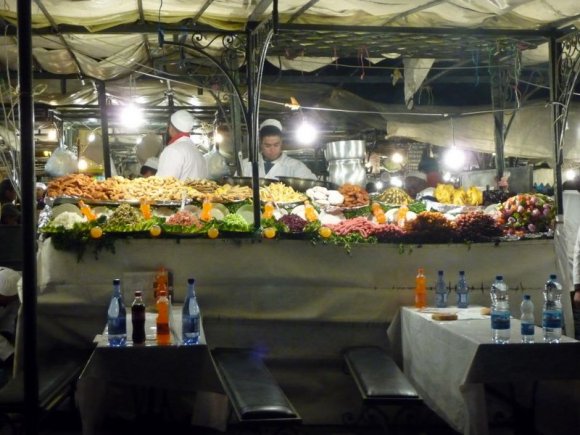 Marakeş - Gece Djemaa el Fna meydanına yüzlerce yiyecek, içecek, tatlı satan seyyar dükkanlar kuruluyor.