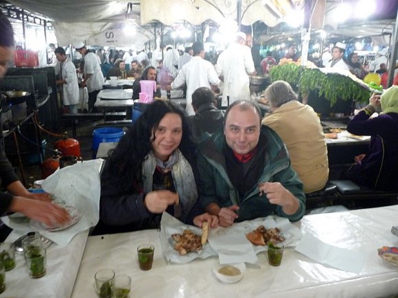 Marakeş - Djemaa el Fna meydanında kağıt üzerinde gelen tandıra ellerle vahşice saldırılır :). Yanında Fas usulu naneli çayı unu