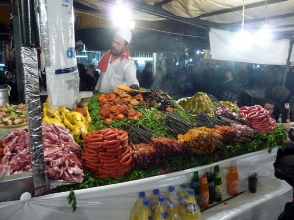 Marakeş - Djemaa el Fna meydani. Gece kurulan yemekcilerden biri.