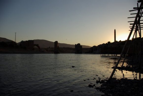 107_vu_2426_hasankeyf_ilk_isiklarda_kopruler.jpg