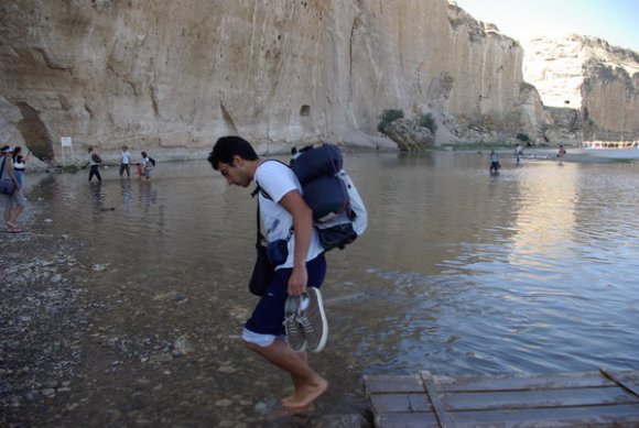 117_vu_2613_hasankeyf_gec_toplananlarin_sudan_gecisi.jpg