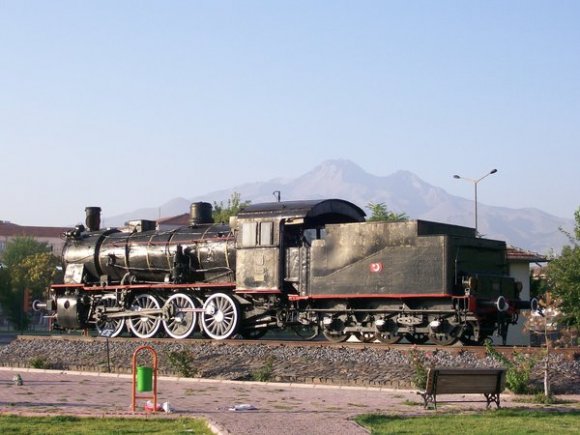 143_vu_0374_kayseri_44019nolu_lokomotif_ve_sabah_erciyes.jpg