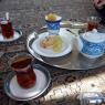 Yemekten sonra çay söyledik. İsfahan'da çayla beraber kristalize sarı renkte şeker geliyor.