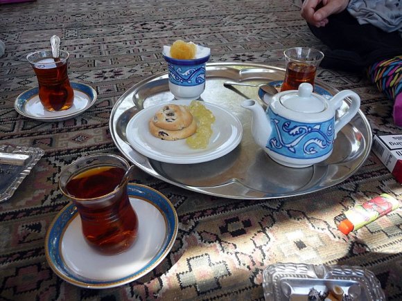 Yemekten sonra çay söyledik. İsfahan'da çayla beraber kristalize sarı renkte şeker geliyor.