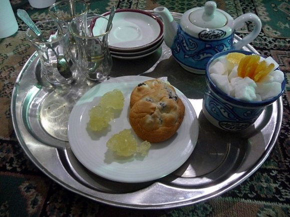 Isfahan usulü çay sarı kristalize şekerle kıtlama yapılarak içiliyor.