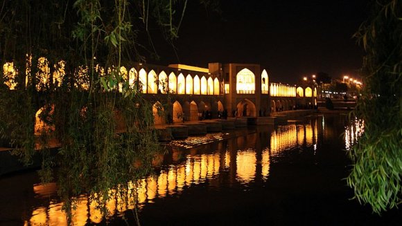 Hacı (Khaju) Köprüsü ve gece Zayende Nehri üzerindeki yansıması.