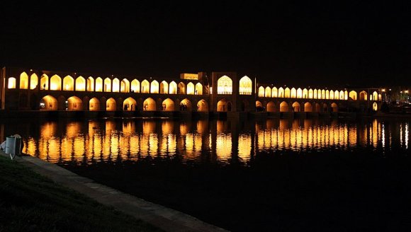 Hacı (Khaju) Köprüsü ve gece Zayende Nehri üzerindeki yansıması.