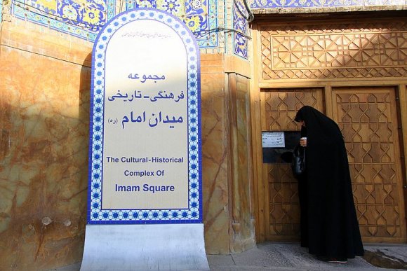 İsfahan - İmam Camii girişinde bilet alan Iranlı kadın.