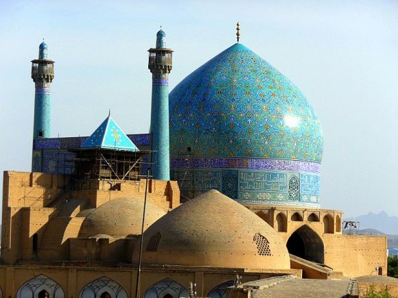 İsfahan - İmam Camii kubbe ve minareleri.