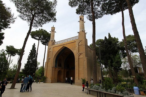 İsfahan - Sallanan Minareler (Manar Jonban) ve bahçesi.