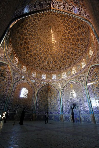 İsfahan - Şeyh Lütfullah Camii, değişen renkler.