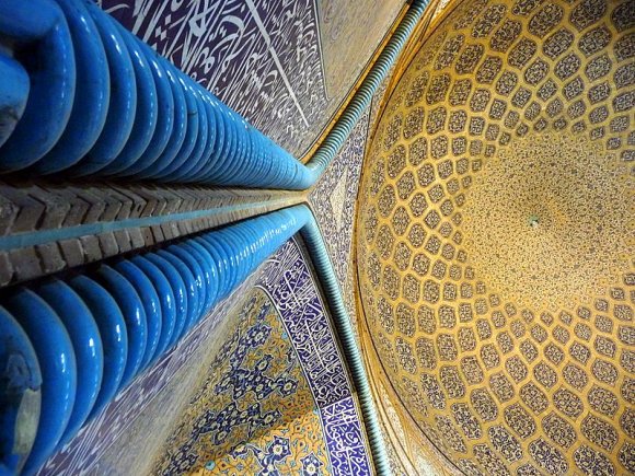 İsfahan - Şeyh Lütfullah Camii'nde mavi renkli burgulu sütunlar.