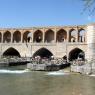 İsfahan - Siosepol Köprüsü ve altındaki çayhaneler.