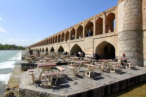 İsfahan - Siosepol Köprüsü ve altındaki çayhaneler.