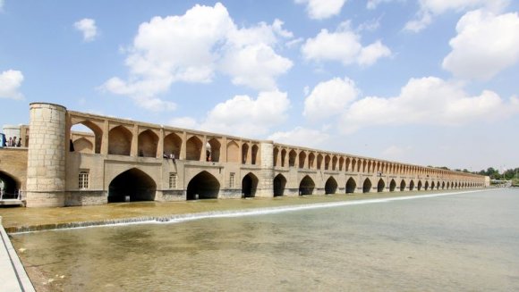 İsfahan - 33 gözden oluşan Siosepol Köprüsü.