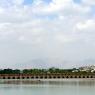 İsfahan - Siosepol Köprüsü ve Zayende Nehri. Nehrin üzerindeki kuvvetli fıskiye rüzgarın yönüne göre nehrin herhangi bir tarafın
