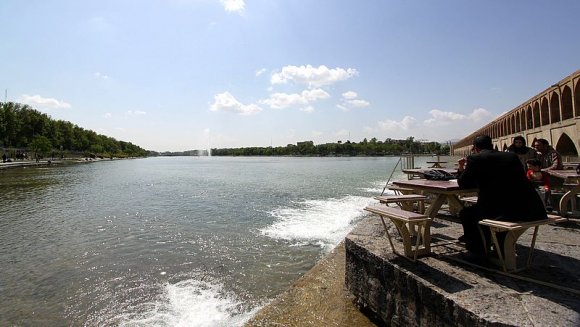 İsfahan - Zayende nehri, Siosepol Köprüsü ve altındaki çayhaneler.