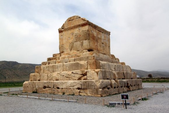 Pasargad (Pasargadae) - Büyük Kiros'un (Cyrus the Great) anıt mezarı.