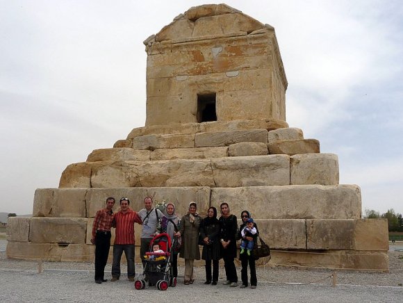 Pasargadae - Büyük Kiros'un (Cyrus the Great) anıt mezarı önünde çektirdigimiz anı fotografı.