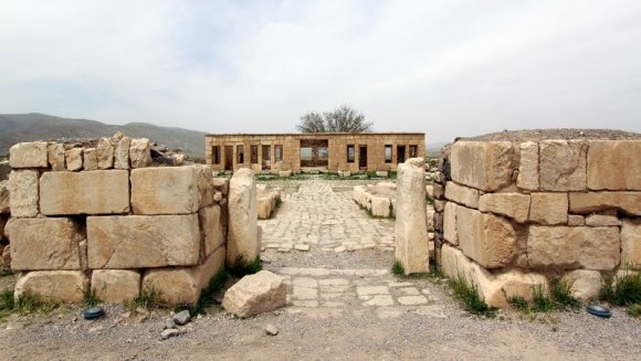 Pasargadae - Mozaffarian Kervansarayı.
