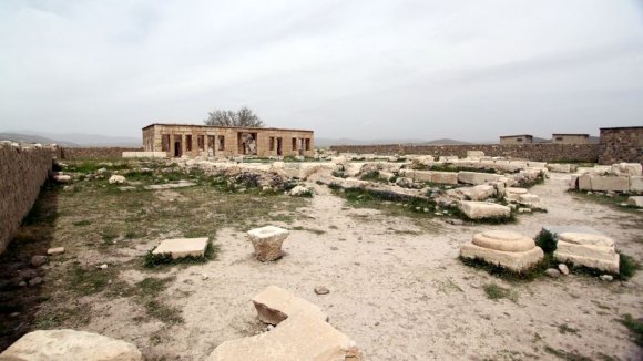 Pasargadae - Mozaffarian Kervansarayı.