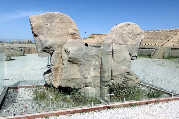 Persepolis, çift başlı at figürü.