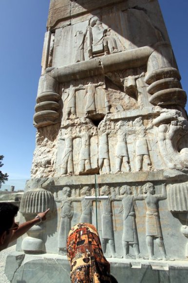 Persepolis, krala bağlı ulusların sırtlarında tahtında oturan kralı taşımalarını gösteren kabartma.