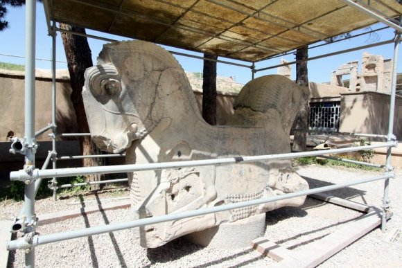 Persopolis Müzesinin hemen dışındaki çift başlı at heykeli.