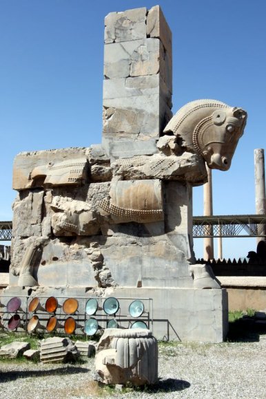 Kanatlı at figürü.