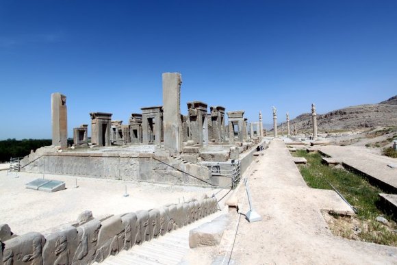 Önde Kışlık Saray (Tachara) ve arkada Apadana Sarayı.