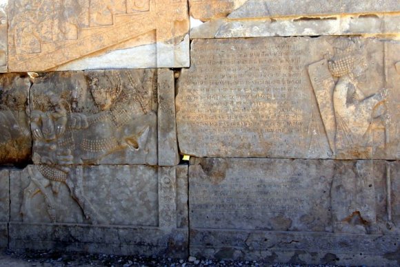 Kışlık Saray'ın (Tachara) karşısındaki rölyef(taş üzerine kabartma).