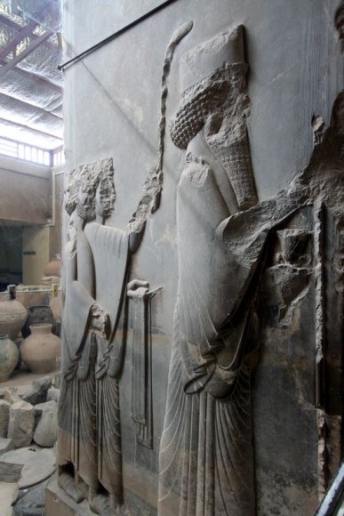 Persopolis Müzesi. Kral ve krala şemsiye tutan hizmetkar.