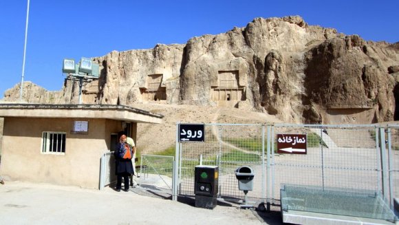 Nakş-ı Rüstem(Naqsh-e Rustam) in girişi.