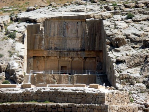 Persepolis, Kaya Mezarlar