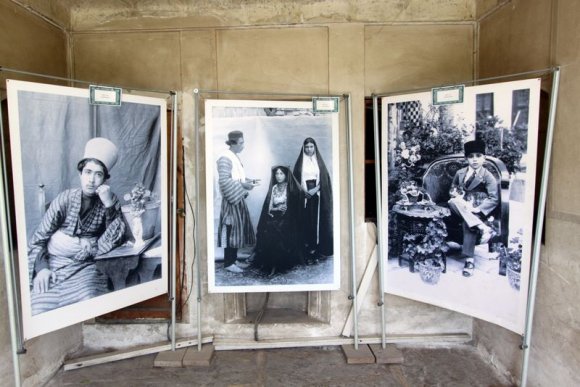 Kerim Han Kalesi (Arg-e Karim Khan) içindeki fotograf sergisi.